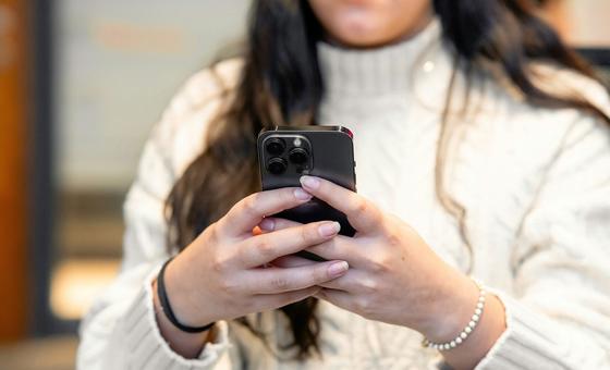 Во всем мире растут масштабы онлайн-насилия в отношении женщин.